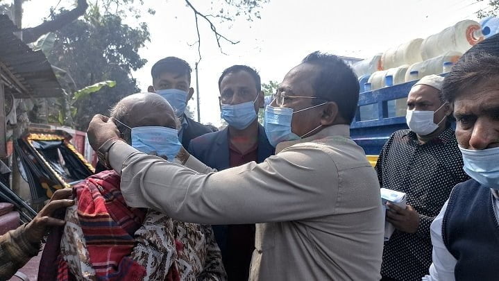 নিজ হাতে মাস্ক পড়িয়ে দেন ঈশ্বরদীর পৌর মেয়র